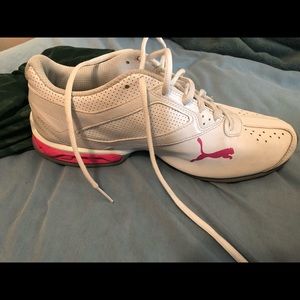 Like new Puma tennis shoes
